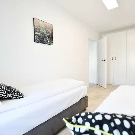 Lazur Z Miejscem Postojowym W Garazu