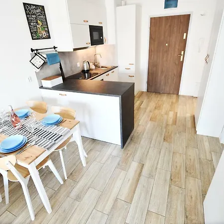 Lazur Z Miejscem Postojowym W Garazu